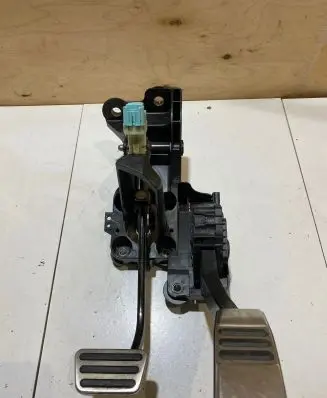 Ford Mustang VI Accelerator throttle pedal GR3C9F836AB