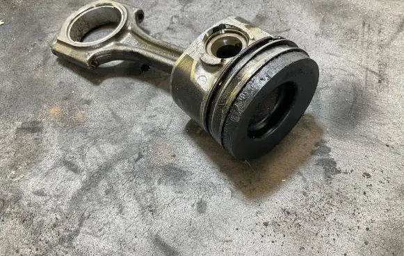 Peugeot Partner III Piston with connecting rod