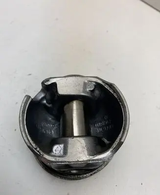 Volkswagen PASSAT B6 Piston 81L97A8