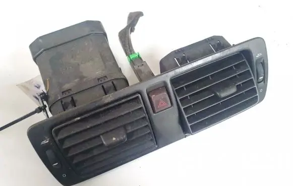 Volvo V50 Dash center air vent grill y01144