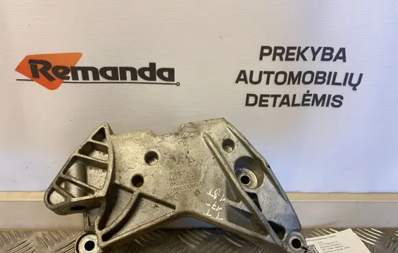 Audi TT TTS RS Mk3 8S Engine mounting bracket 06J199207P