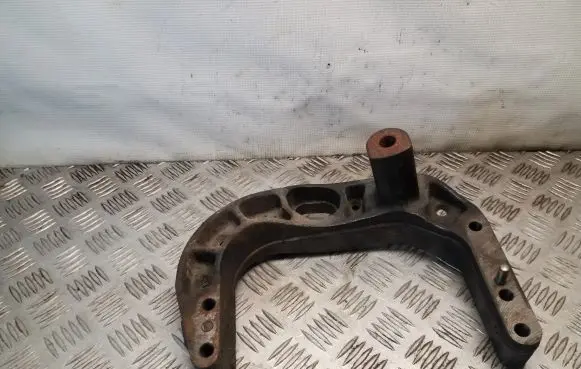 Mercedes-Benz Vito Viano W638 Engine mounting bracket A6112230504