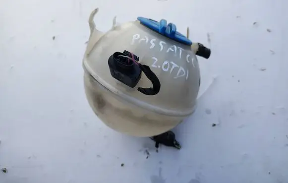 Volkswagen PASSAT CC Coolant expansion tank/reservoir 1K0121407A