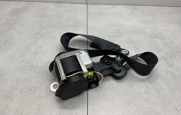 Nissan Juke I F15 Front seatbelt 
