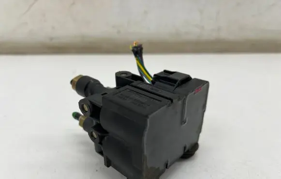 Land Rover Discovery 5 Air suspension control unit module (rear) JPLA5B710AA