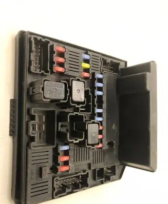 Nissan Qashqai Fuse module 284B7JD00B 519228324 1017256695