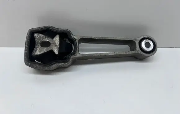 Volvo XC60 Engine mount bracket