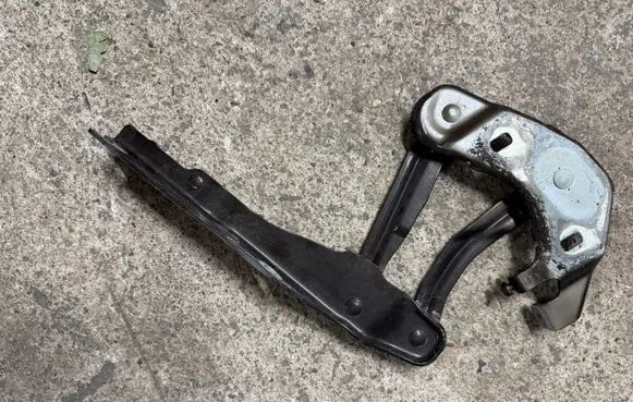 Engine bonnet/hood hinges