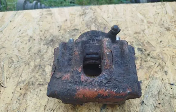 BMW 3 E36 Front brake caliper 796