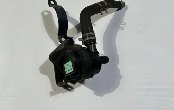 Lincoln Continental Water pump F2G318D473DPB