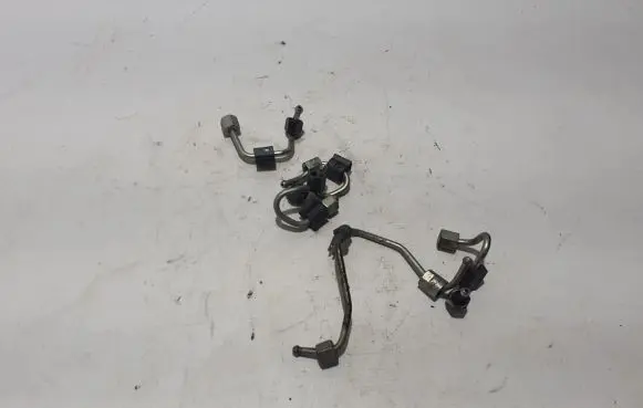 Skoda Octavia Mk4 Fuel injector supply line/pipe 