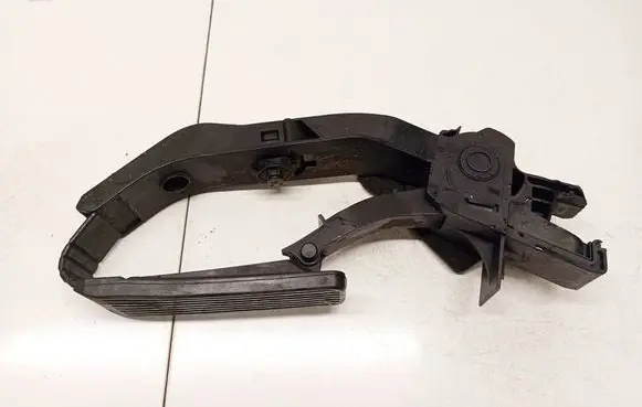 Mercedes-Benz E W211 Accelerator throttle pedal A2113010001