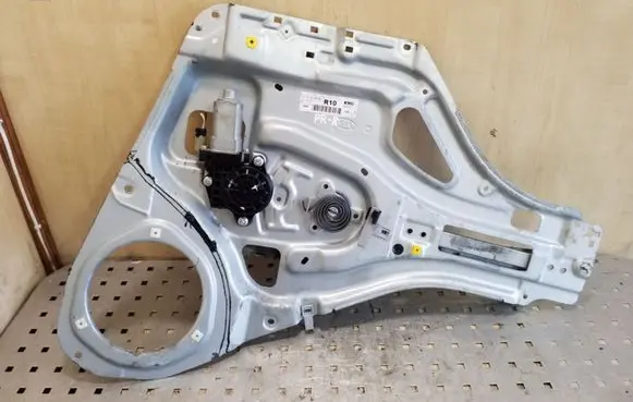 KIA Sportage Front door window regulator with motor 824701F100