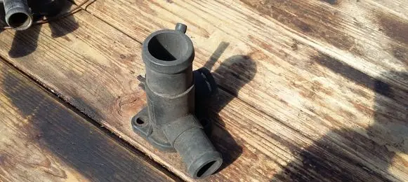 Volkswagen Polo III 6N 6N2 6NF Engine coolant pipe/hose 068121133AE