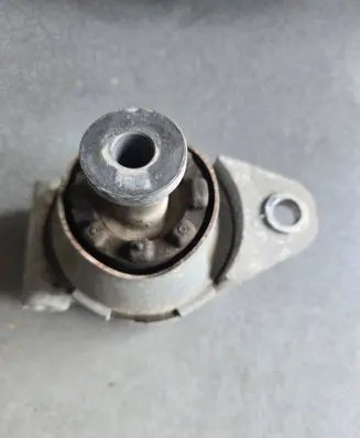 Engine mount bracket