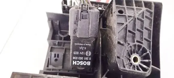Volkswagen Golf Plus Glow plug pre-heat relay 0281003038