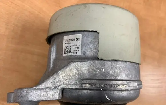 Mercedes-Benz GLC X253 C253 Engine mount bracket A2532400900