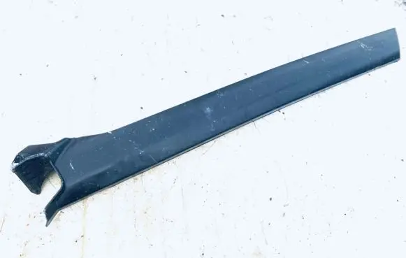 Land Rover Discovery 3 - LR3 Front door glass trim molding dcb000143