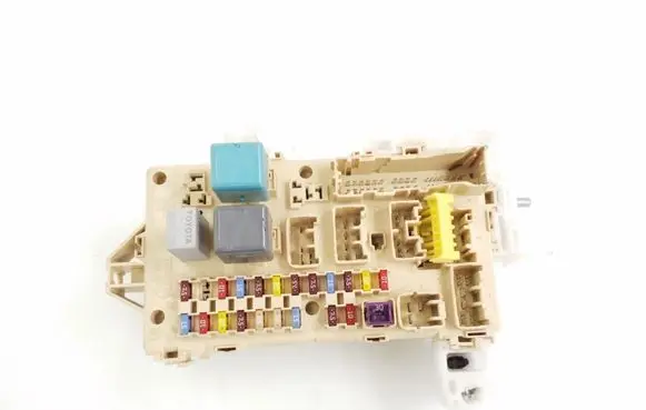 Toyota Corolla Verso AR10 Fuse module 892210F010
