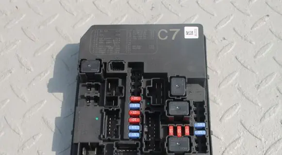 Nissan Juke I F15 Fuse module 284B71KB0B
