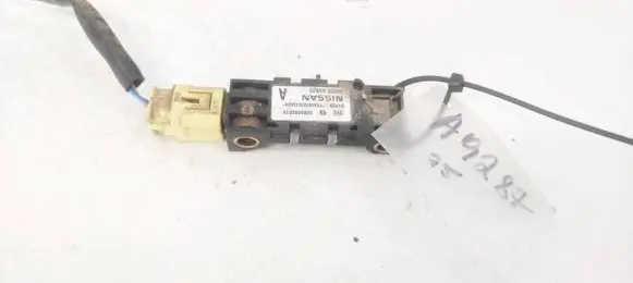 Nissan Primera Airbag deployment crash/impact sensor 98830AV600 0285003019