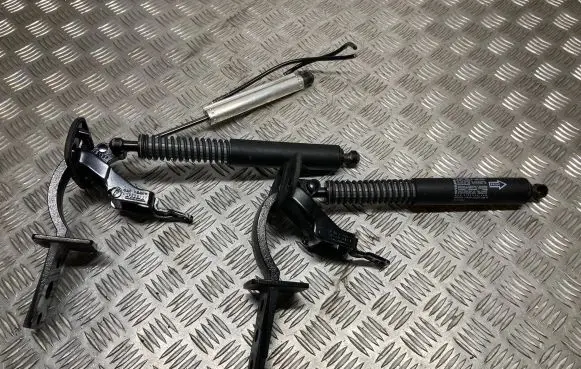 Volvo V70 Tailgate/trunk/boot hinge