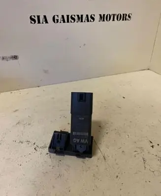 Volkswagen Jetta V Glow plug pre-heat relay 038907281D 0522120504 1195019