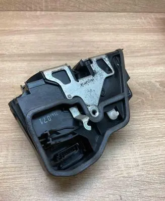BMW 5 E60 E61 Front door lock 7167071 FRONTLEFT