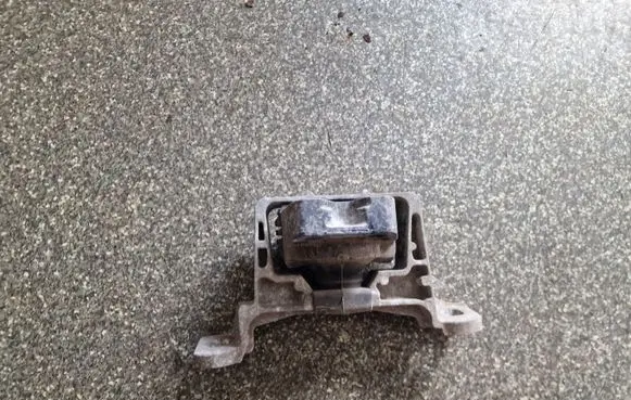 Ford Focus Engine mount bracket