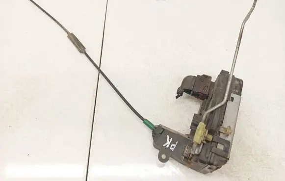 Opel Astra H Front door lock 13210748