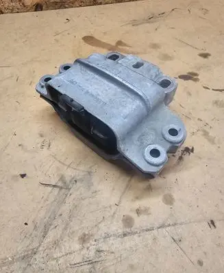 Engine mount bracket