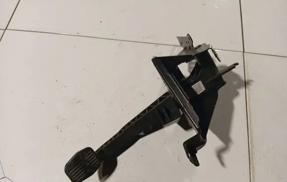 Volvo S40 Clutch pedal 4N517B633EG