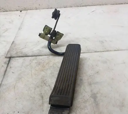 Mercedes-Benz W123 Accelerator throttle pedal 1233010082