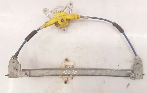 Rear door manual window regulator