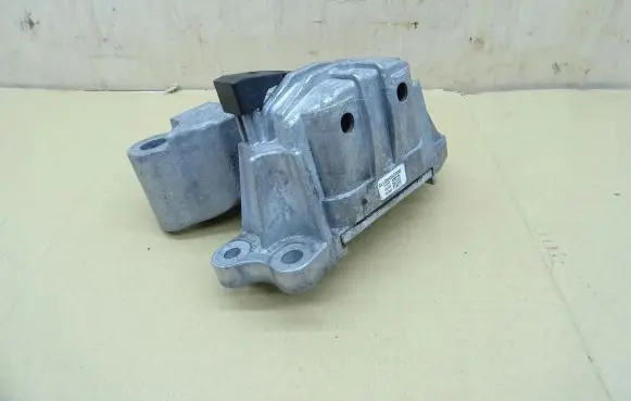 Fiat 500X Engine mounting bracket