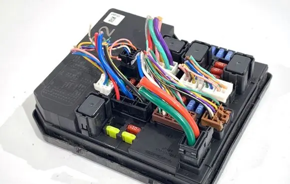 Nissan Juke I F15 Central body control module 284B71KA0C