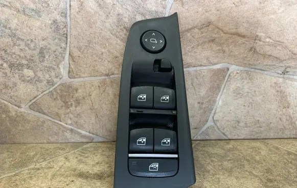 BMW 5 G30 G31 Electric window control switch 6832721