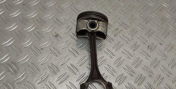 Toyota Yaris Piston with connecting rod