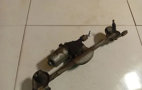 Toyota Yaris Front wiper linkage and motor 181048