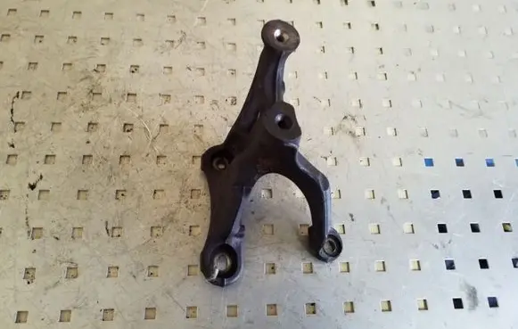 Engine mounting bracket