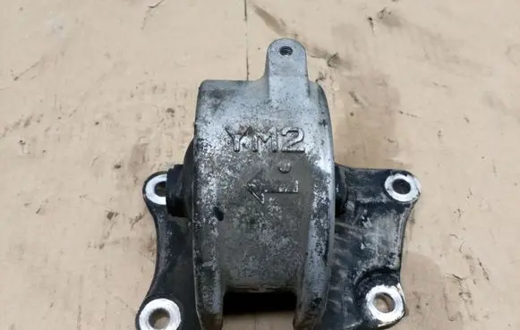 Nissan Almera Tino Engine mount bracket