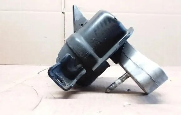Toyota RAV 4 (XA40) Engine mount bracket