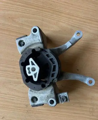 BMW 5 G30 G31 G38 Engine mounting bracket 6862573