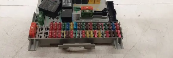 Opel Zafira A Fuse module 90589965