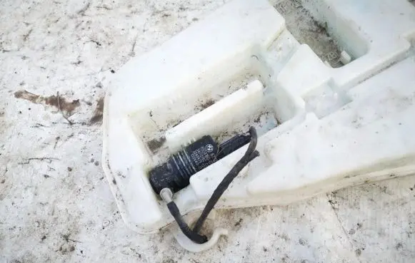 BMW X5 E70 Windscreen/windshield washer pump 6712693416001 67126934160-01