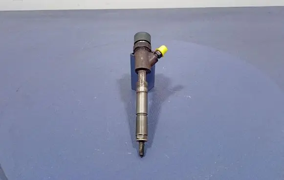 Toyota Yaris Fuel injector 236700N030