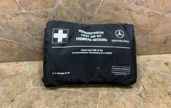 Mercedes-Benz CLS C218 X218 First aid kit A1698600150