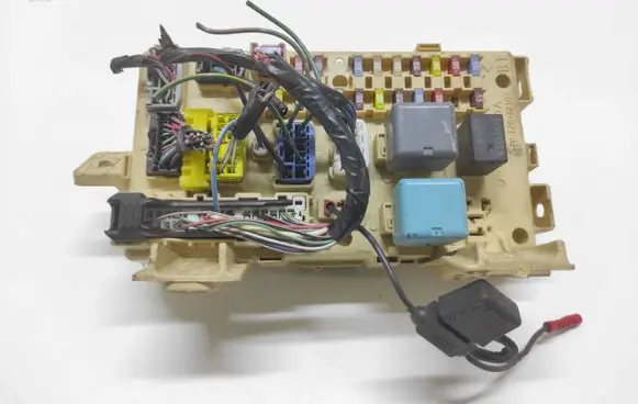 Toyota Avensis T250 Fuse module 8264105030A 06100214302702 4380635086