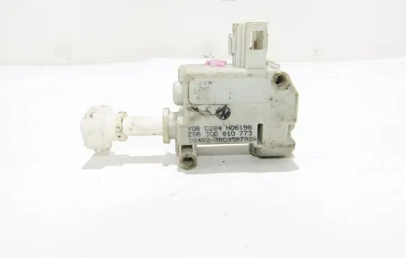 Volkswagen PASSAT B6 Central locking motor 3C0810773