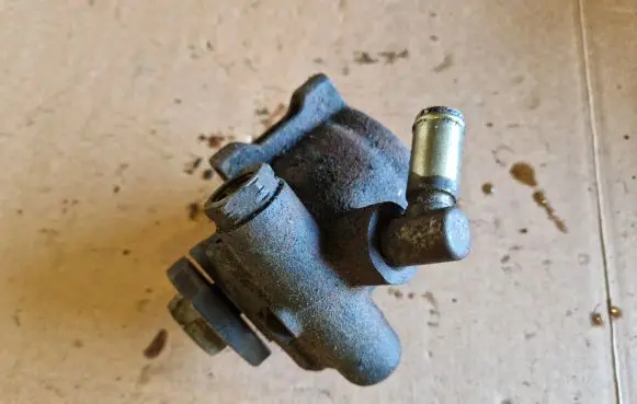 Volkswagen Golf III Power steering pump 1H0422155